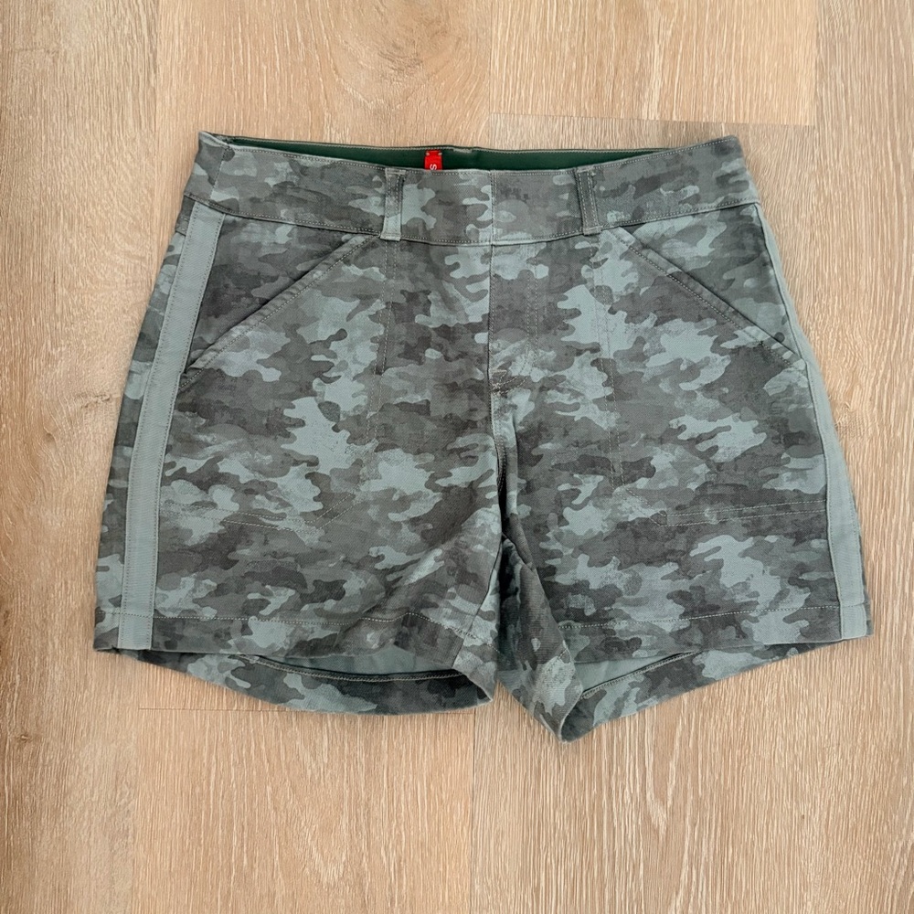 SPANX Stretch Stone Camo Twill Pull On Slimming Shorts - Small